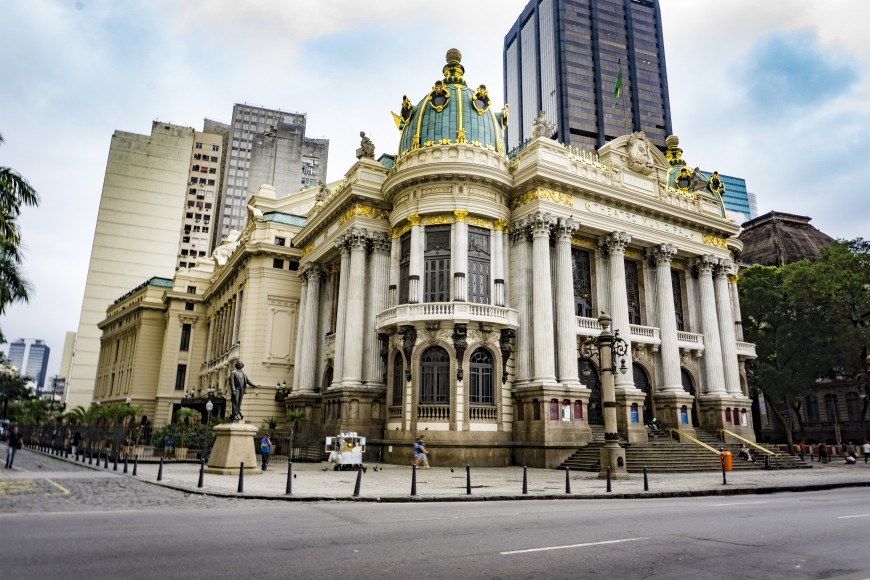 Theatro Municipal do Rio de Janeiro, resultado da fusão dos projetos do engenheiro Francisco de Oliveira Passos e do arquiteto francês Albert Guilbert